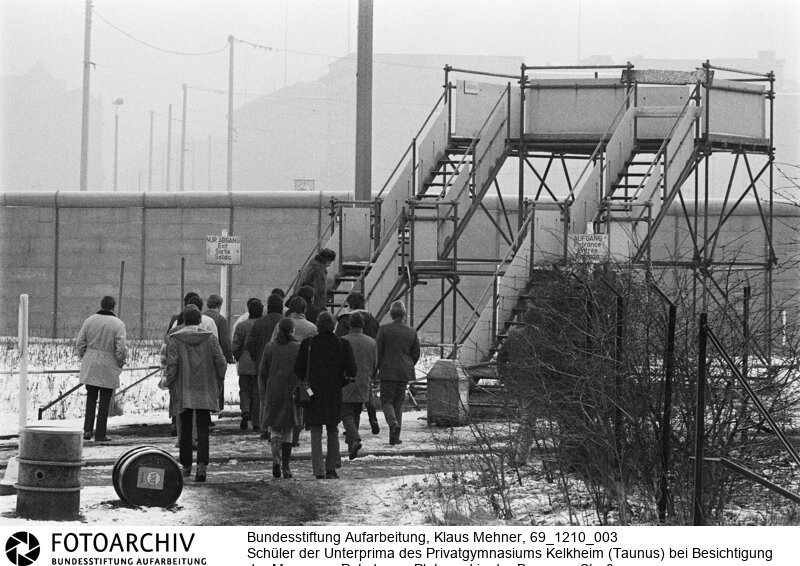 Mauertourismus westdeutscher Schulklassen. Das Ministerium für gesamtdeutsche Fragen subventioniert Klassenfahrten von Schulklassen aus der Bundesrepublik nach Berlin. Das Programm soll bei jungen Menschen das Verständnis für die so genannte offene deutsche Frage vertiefen..<BR>Aufnahmedatum: 10.12.1969<BR>Material/Technik: Fotografie<BR>Aufnahmeort: West-Berlin, BRD (Deutschland)<BR>Signatur: 69_1210_003<BR>