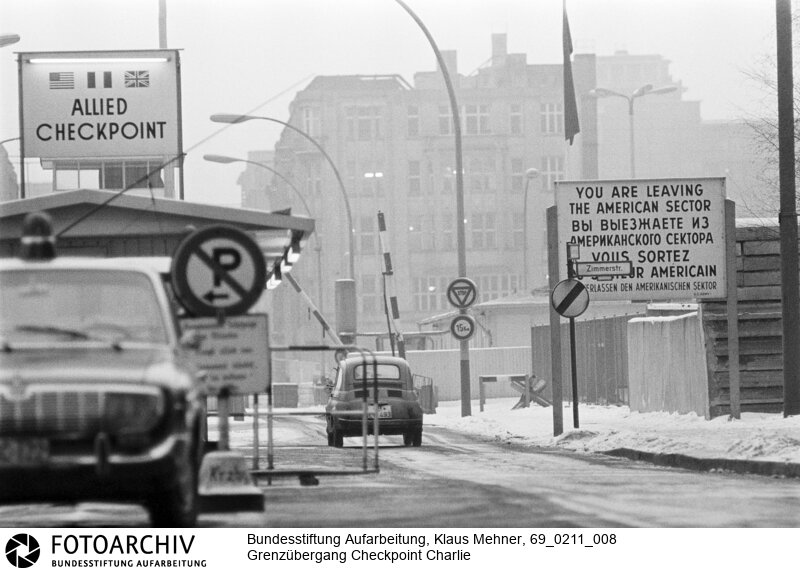 Mauer - Allied Checkpoint Charlie - Übergang für Ausländer nach Ost-Berlin. Der Grenzübergang wird von den westlichen Alliierten betrieben<BR>Aufnahmedatum: 11.02.1969<BR>Material/Technik: Fotografie<BR>Aufnahmeort: West-Berlin, BRD (Deutschland)<BR>Signatur: 69_0211_008<BR>