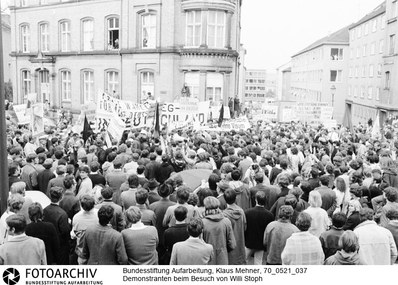 Gegenbesuch des Ministerpräsidenten der DDR in der Bundesrepublik. DDR-Ministerpräsident Willi Stoph erwiderte Willy Brandts Besuch in Erfurt. Das Treffen war von Demonstrationen aus dem rechten und linken Lager der Bundesrepublik begleitet.<BR>Aufnahmedatum: 21.05.1970<BR>Material/Technik: Fotografie<BR>Aufnahmeort: Kassel, BRD (Deutschland)<BR>Signatur: 70_0521_037<BR>