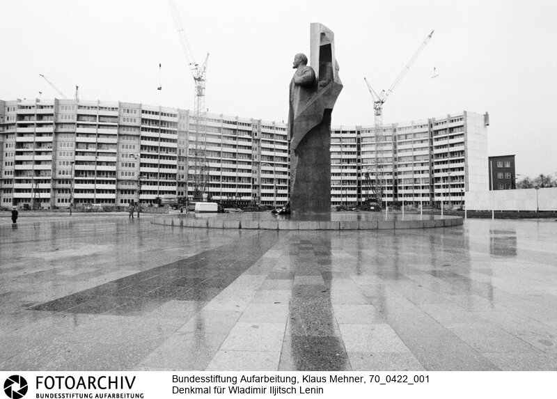 Lenindenkmal. 
Die 19 Meter große Lenin-Statue aus rotem Granit des sowjetischen Bildhauers Nikolai Tomski wurde in diesem Jahr fertig gestellt und ziert den gleichnamigen Platz<BR>Aufnahmedatum: 22.04.1970<BR>Material/Technik: Fotografie<BR>Aufnahmeort: Ostberlin, DDR (Deutschland)<BR>Signatur: 70_0422_001<BR>