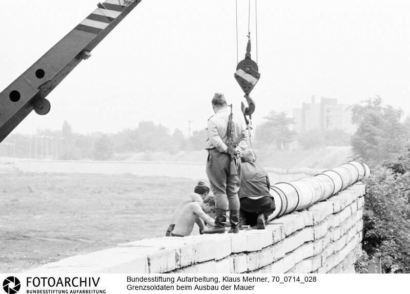 Ausbau der Berliner Mauer im Norden von Berlin. DDR perfektioniert den antifaschistischen Schutzwall, auch Staatsgrenze West genannt.<BR>Aufnahmedatum: 14.07.1970<BR>Material/Technik: Fotografie<BR>Aufnahmeort: West-Berlin, BRD (Deutschland)<BR>Signatur: 70_0714_028<BR>