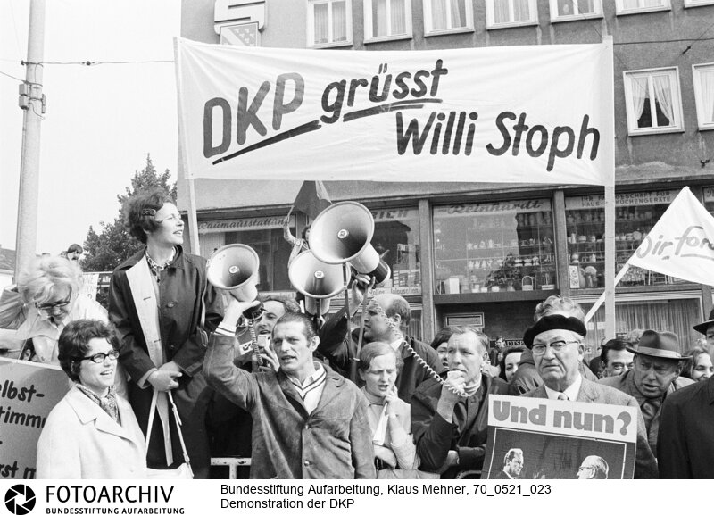 Gegenbesuch des Ministerpräsidenten der DDR in der Bundesrepublik. DDR-Ministerpräsident Willi Stoph erwiderte Willy Brandts Besuch in Erfurt. Das Treffen war von Demonstrationen aus dem rechten und linken Lager der Bundesrepublik begleitet.<BR>Aufnahmedatum: 21.05.1970<BR>Material/Technik: Fotografie<BR>Aufnahmeort: Kassel, BRD (Deutschland)<BR>Signatur: 70_0521_023<BR>