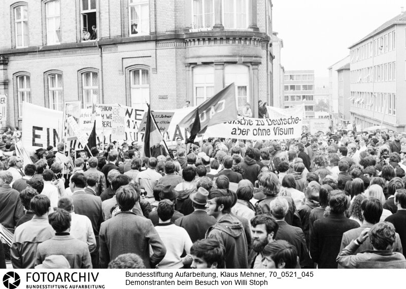 Gegenbesuch des Ministerpräsidenten der DDR in der Bundesrepublik. DDR-Ministerpräsident Willi Stoph erwiderte Willy Brandts Besuch in Erfurt. Das Treffen war von Demonstrationen aus dem rechten und linken Lager der Bundesrepublik begleitet.<BR>Aufnahmedatum: 21.05.1970<BR>Material/Technik: Fotografie<BR>Aufnahmeort: Kassel, BRD (Deutschland)<BR>Signatur: 70_0521_045<BR>