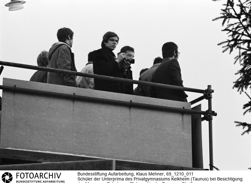 Mauertourismus westdeutscher Schulklassen. Das Ministerium für gesamtdeutsche Fragen subventioniert Klassenfahrten von Schulklassen aus der Bundesrepublik nach Berlin. Das Programm soll bei jungen Menschen das Verständnis für die so genannte offene deutsche Frage vertiefen..<BR>Aufnahmedatum: 10.12.1969<BR>Material/Technik: Fotografie<BR>Aufnahmeort: West-Berlin, BRD (Deutschland)<BR>Signatur: 69_1210_011<BR>