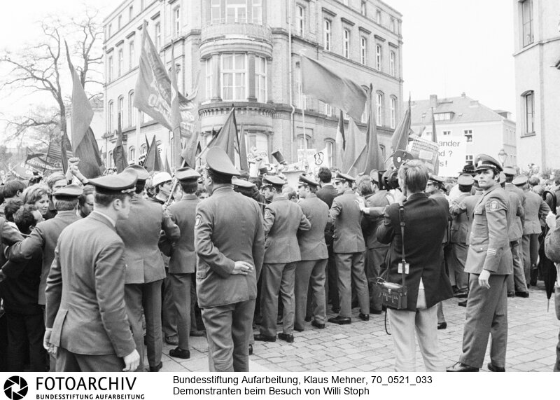 Gegenbesuch des Ministerpräsidenten der DDR in der Bundesrepublik. DDR-Ministerpräsident Willi Stoph erwiderte Willy Brandts Besuch in Erfurt. Das Treffen war von Demonstrationen aus dem rechten und linken Lager der Bundesrepublik begleitet.<BR>Aufnahmedatum: 21.05.1970<BR>Material/Technik: Fotografie<BR>Aufnahmeort: Kassel, BRD (Deutschland)<BR>Signatur: 70_0521_033<BR>