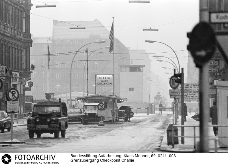 Mauer - Allied Checkpoint Charlie - Übergang für Ausländer nach Ost-Berlin. Der Grenzübergang wird von den westlichen Alliierten betrieben<BR>Aufnahmedatum: 11.02.1969<BR>Material/Technik: Fotografie<BR>Aufnahmeort: West-Berlin, BRD (Deutschland)<BR>Signatur: 69_0211_003<BR>