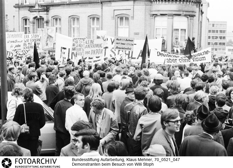 Gegenbesuch des Ministerpräsidenten der DDR in der Bundesrepublik. DDR-Ministerpräsident Willi Stoph erwiderte Willy Brandts Besuch in Erfurt. Das Treffen war von Demonstrationen aus dem rechten und linken Lager der Bundesrepublik begleitet.<BR>Aufnahmedatum: 21.05.1970<BR>Material/Technik: Fotografie<BR>Aufnahmeort: Kassel, BRD (Deutschland)<BR>Signatur: 70_0521_047<BR>