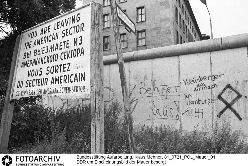 DDR um Erscheinungsbild der Mauer besorgt. Berlin (Berlin West), 21. 07. 1981. Foto: Verschönte Mauer im Bezirk Kreuzberg. Die Regierung der DDR beschwerte sich beim Berliner Senat über den beschmierten und bemalten antifaschistischen Schutzwall, vulgo Mauer.<BR>Material/Technik: Foto<BR>Berlin (West)<BR>Signatur: 81_0721_POL_Mauer_01