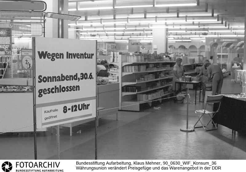 Cottbus (Bezirk Cottbus) DDR, 30. 06. 1990. Volle Regale in der DDR. Die Einführung der D-Mark (DM) wird das Warenangebot im Osten radikal verändern. Schon vor der Währungsunion ist der Einzelhandel in der DDR (Deutsche Demokratische Republik) in der Hand von Handelskonzernen aus der Bundesrepublik. Foto: Wegen Inventur ist das Warenhaus Konsument geschlossen.<BR>Material/Technik: Foto<BR>Bezirk Cottbus<BR>Signatur: 90_0630_WIF_Konsum_36