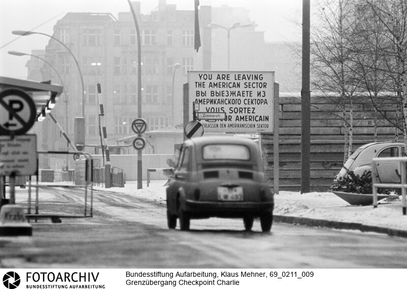 Mauer - Allied Checkpoint Charlie - Übergang für Ausländer nach Ost-Berlin. Der Grenzübergang wird von den westlichen Alliierten betrieben<BR>Aufnahmedatum: 11.02.1969<BR>Material/Technik: Fotografie<BR>Aufnahmeort: West-Berlin, BRD (Deutschland)<BR>Signatur: 69_0211_009<BR>