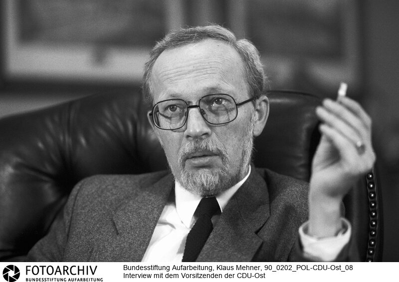 Berlin (Bezirk Berlin) DDR, 02-02-1990. Spiegel-Gespräch mit dem Vorsitzenden der Blockpartei CDU im Vorfeld zu den anstehenden Volkskammerwahlen. Foto: Lothar de Maiziere (50), Vorsitzender der Christlich Demokratischen Union (Ost) beim Interview zum Wahlkampf in der Parteizentrale am Gendarmenmarkt.<BR>Material/Technik: Foto<BR>Bezirk Berlin<BR>Signatur: 90_0202_POL-CDU-Ost_08