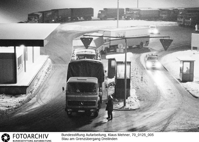 DDR schikaniert Transitverkehr von und nach Berlin. Die in diesem Monat beginnenden deutsch-sowjetischen Verhandlungen über einen Gewaltverzichtsvertrag begleitet die DDR auf ihre Weise. 
Am Grenzübergang Dreilinden stauen sich Lkws und Pkws<BR>Aufnahmedatum: 25.01.1970<BR>Material/Technik: Fotografie<BR>Aufnahmeort: West-Berlin, BRD (Deutschland)<BR>Signatur: 70_0125_005<BR>