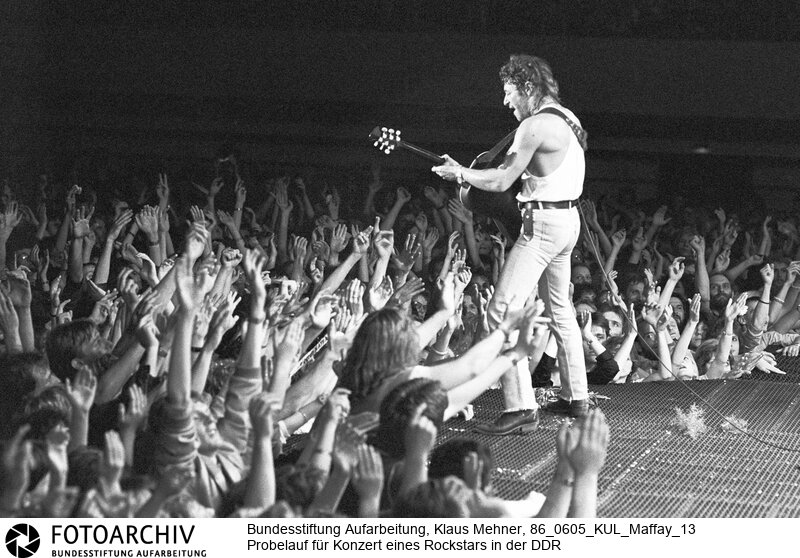 Probelauf für Konzert eines Rockstars in der DDR. Rostock (Bezirk Rostock) DDR, 05. 06. 1986. Foto: Peter Maffay (36), Fans während des Konzerts. Großeinsatz des Ministeriums für Staatssicherheit (MfS, Stasi) bei zwei Konzerten des westdeutschen Rockstars in der DDR. Obwohl das Publikum faktisch aus Angehörigen der FDJ bestand, kamen auf drei Fans vier Geheime. Operation geglückt, während des Gastspiels einigten sich Promoter und die Gastspieldirektion auf fünf weitere Auftritte.<BR>Material/Technik: Foto<BR>Bezirk Rostock<BR>Signatur: 86_0605_KUL_Maffay_13