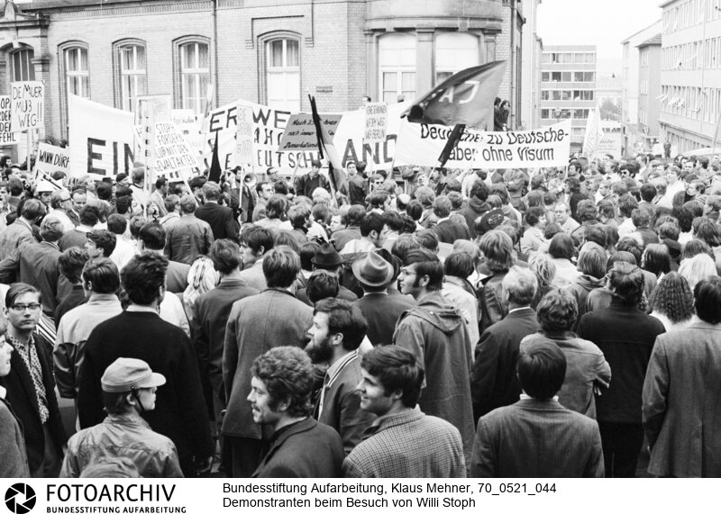 Gegenbesuch des Ministerpräsidenten der DDR in der Bundesrepublik. DDR-Ministerpräsident Willi Stoph erwiderte Willy Brandts Besuch in Erfurt. Das Treffen war von Demonstrationen aus dem rechten und linken Lager der Bundesrepublik begleitet.<BR>Aufnahmedatum: 21.05.1970<BR>Material/Technik: Fotografie<BR>Aufnahmeort: Kassel, BRD (Deutschland)<BR>Signatur: 70_0521_044<BR>
