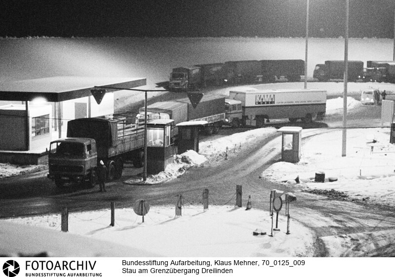 DDR schikaniert Transitverkehr von und nach Berlin. Die in diesem Monat beginnenden deutsch-sowjetischen Verhandlungen über einen Gewaltverzichtsvertrag begleitet die DDR auf ihre Weise. 
Am Grenzübergang Dreilinden stauen sich Lkws und Pkws<BR>Aufnahmedatum: 25.01.1970<BR>Material/Technik: Fotografie<BR>Aufnahmeort: West-Berlin, BRD (Deutschland)<BR>Signatur: 70_0125_009<BR>