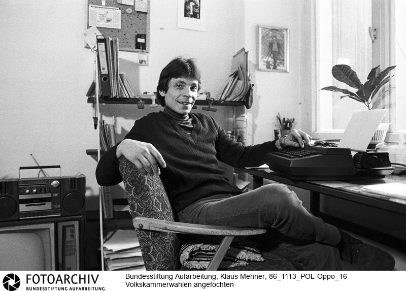 Berlin (Bezirk Berlin) DDR, 13-11-1986. Sprecher der Opposition. Der Sprecher der oppositionellen Friedensbewegung unter dem Dach der evangelischen Kirche hat die Wahlen zur Volkskammer der Deutschen Demokratischen Republik (DDR) angefochten. Foto: Ralf Hirsch (26) hat seine Wohnung zum Büro umfunktioniert.<BR>Material/Technik: Foto<BR>Bezirk Berlin<BR>Signatur: 86_1113_POL-Oppo_16