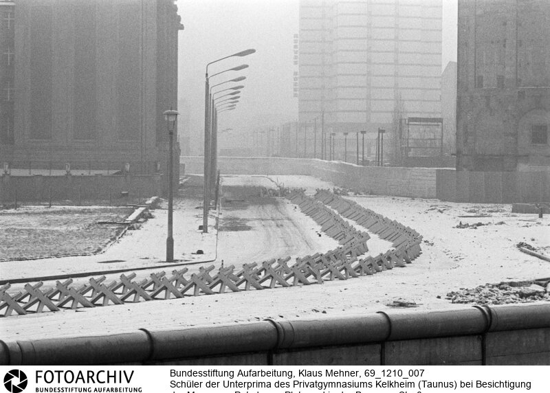 Mauertourismus westdeutscher Schulklassen. Das Ministerium für gesamtdeutsche Fragen subventioniert Klassenfahrten von Schulklassen aus der Bundesrepublik nach Berlin. Das Programm soll bei jungen Menschen das Verständnis für die so genannte offene deutsche Frage vertiefen..<BR>Aufnahmedatum: 10.12.1969<BR>Material/Technik: Fotografie<BR>Aufnahmeort: West-Berlin, BRD (Deutschland)<BR>Signatur: 69_1210_007<BR>