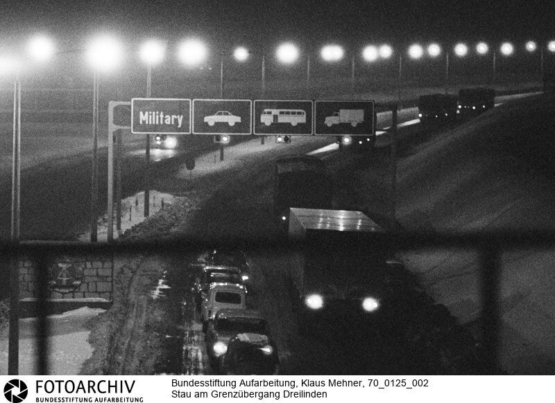 DDR schikaniert Transitverkehr von und nach Berlin. Die in diesem Monat beginnenden deutsch-sowjetischen Verhandlungen über einen Gewaltverzichtsvertrag begleitet die DDR auf ihre Weise.
 Am Grenzübergang Dreilinden stauen sich Lkws und Pkws<BR>Aufnahmedatum: 25.01.1970<BR>Material/Technik: Fotografie<BR>Aufnahmeort: West-Berlin, BRD (Deutschland)<BR>Signatur: 70_0125_002<BR>