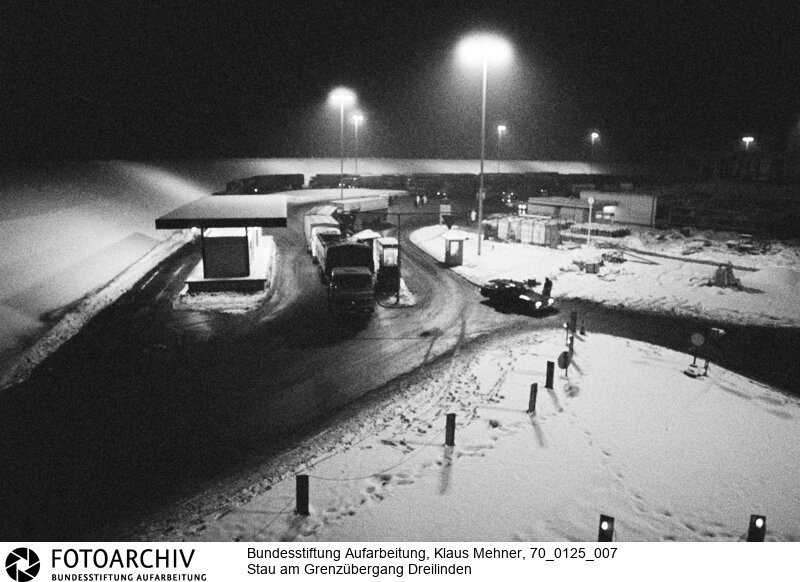 DDR schikaniert Transitverkehr von und nach Berlin. Die in diesem Monat beginnenden deutsch-sowjetischen Verhandlungen über einen Gewaltverzichtsvertrag begleitet die DDR auf ihre Weise.
 Am Grenzübergang Dreilinden stauen sich Lkws und Pkws.<BR>Aufnahmedatum: 25.01.1970<BR>Material/Technik: Fotografie<BR>Aufnahmeort: West-Berlin, BRD (Deutschland)<BR>Signatur: 70_0125_007<BR>