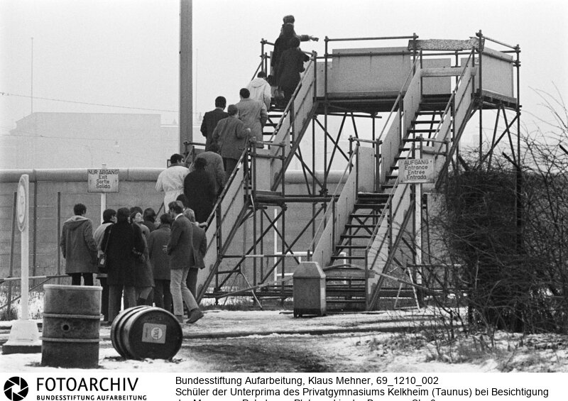 Mauertourismus westdeutscher Schulklassen. Das Ministerium für gesamtdeutsche Fragen subventioniert Klassenfahrten von Schulklassen aus der Bundesrepublik nach Berlin. Das Programm soll bei jungen Menschen das Verständnis für die so genannte offene deutsche Frage vertiefen..<BR>Aufnahmedatum: 10.12.1969<BR>Material/Technik: Fotografie<BR>Aufnahmeort: West-Berlin, BRD (Deutschland)<BR>Signatur: 69_1210_002<BR>