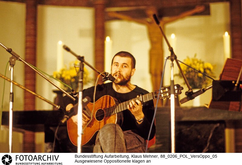Abschiebung manipuliert. Berlin (Berlin West), 06. 02. 1988. Foto: Stefan Krawczyk (32) bei Konzert. Aus der DDR abgeschobenen Bürgerrechtler schilderten auf Einladung der Gemeinde in der Kapernaum Kirche ihre Version der Ausweisung. Die Rechtsanwälte der evangelischen Kirche hätten die Ausreise durch Desinformation herbeigeführt.<BR>Material/Technik: Foto<BR>Berlin (West)<BR>Signatur: 88_0206_POL_VersOppo_05