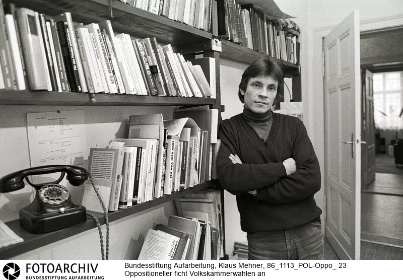 Berlin (Bezirk Berlin) DDR, 13-11-1986. Sprecher der Opposition. Der Sprecher der oppositionellen Friedensbewegung unter dem Dach der evangelischen Kirche hat die Wahlen zur Volkskammer der Deutschen Demokratischen Republik (DDR) angefochten. Foto: Durch Ralf Hirsch (26) verfügt die Opposition über ein Telefon, das abgehört wird. (Private Telefone sind in der DDR eine Rarität, Anträge werden erst nach Jahren oder gar nicht genehmigt).<BR>Material/Technik: Foto<BR>Bezirk Berlin<BR>Signatur: 86_1113_POL-Oppo_ 23