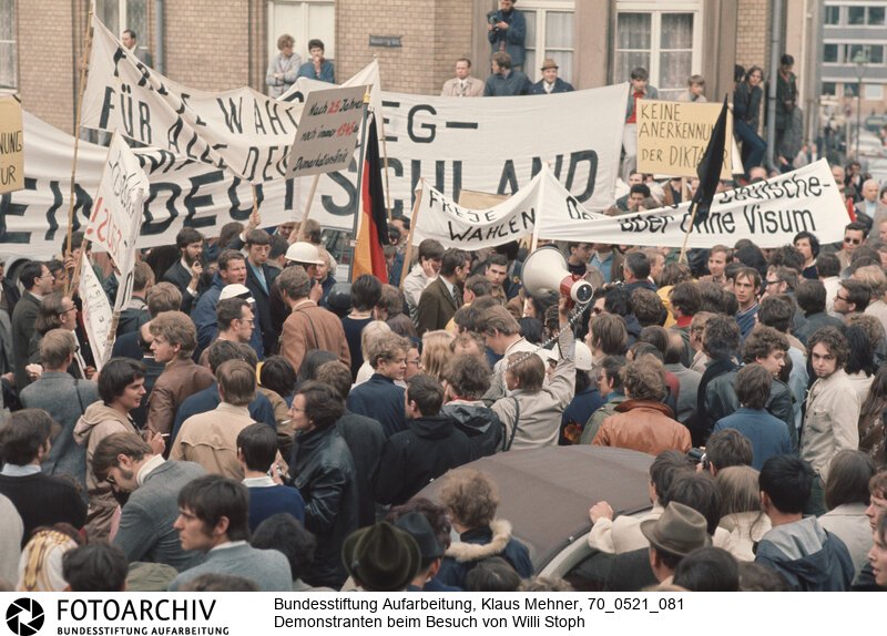 Gegenbesuch des Ministerpräsidenten der DDR in der Bundesrepublik. DDR-Ministerpräsident Willi Stoph erwiderte Willy Brandts Besuch in Erfurt. Das Treffen war von Demonstrationen aus dem rechten und linken Lager der Bundesrepublik begleitet.<BR>Aufnahmedatum: 21.05.1970<BR>Material/Technik: Fotografie<BR>Aufnahmeort: Kassel, BRD (Deutschland)<BR>Signatur: 70_0521_081<BR>