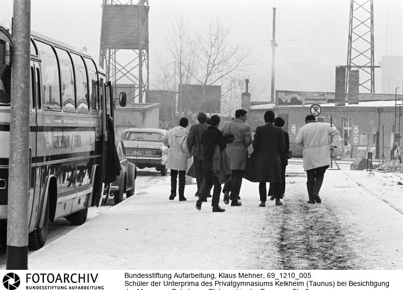Mauertourismus westdeutscher Schulklassen. Das Ministerium für gesamtdeutsche Fragen subventioniert Klassenfahrten von Schulklassen aus der Bundesrepublik nach Berlin. Das Programm soll bei jungen Menschen das Verständnis für die so genannte offene deutsche Frage vertiefen..<BR>Aufnahmedatum: 10.12.1969<BR>Material/Technik: Fotografie<BR>Aufnahmeort: West-Berlin, BRD (Deutschland)<BR>Signatur: 69_1210_005<BR>