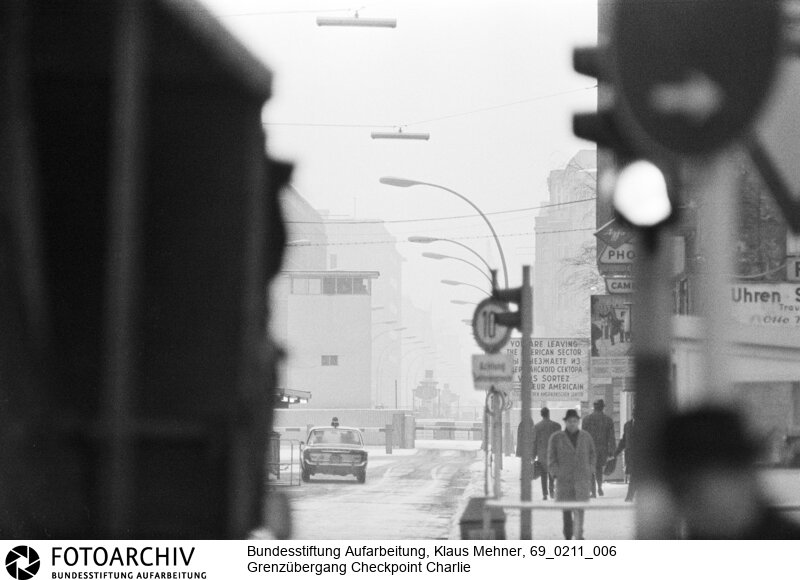 Mauer - Allied Checkpoint Charlie - Übergang für Ausländer nach Ost-Berlin. Der Grenzübergang wird von den westlichen Alliierten betrieben<BR>Aufnahmedatum: 11.02.1969<BR>Material/Technik: Fotografie<BR>Aufnahmeort: West-Berlin, BRD (Deutschland)<BR>Signatur: 69_0211_006<BR>