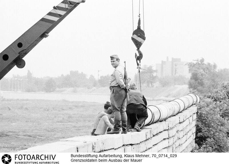 Ausbau der Berliner Mauer im Norden von Berlin. DDR perfektioniert den antifaschistischen Schutzwall, auch Staatsgrenze West genannt<BR>Aufnahmedatum: 14.07.1970<BR>Material/Technik: Fotografie<BR>Aufnahmeort: West-Berlin, BRD (Deutschland)<BR>Signatur: 70_0714_029<BR>