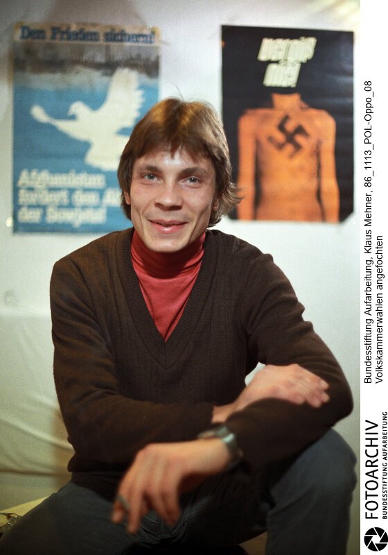 Berlin (Bezirk Berlin) DDR, 13-11-1986. Sprecher der Opposition. Der Sprecher der oppositionellen Friedensbewegung unter dem Dach der evangelischen Kirche hat die Wahlen zur Volkskammer der Deutschen Demokratischen Republik (DDR) angefochten. Foto: Ralf Hirsch (26) in seiner Wohnung.<BR>Material/Technik: Foto<BR>Bezirk Berlin<BR>Signatur: 86_1113_POL-Oppo_08