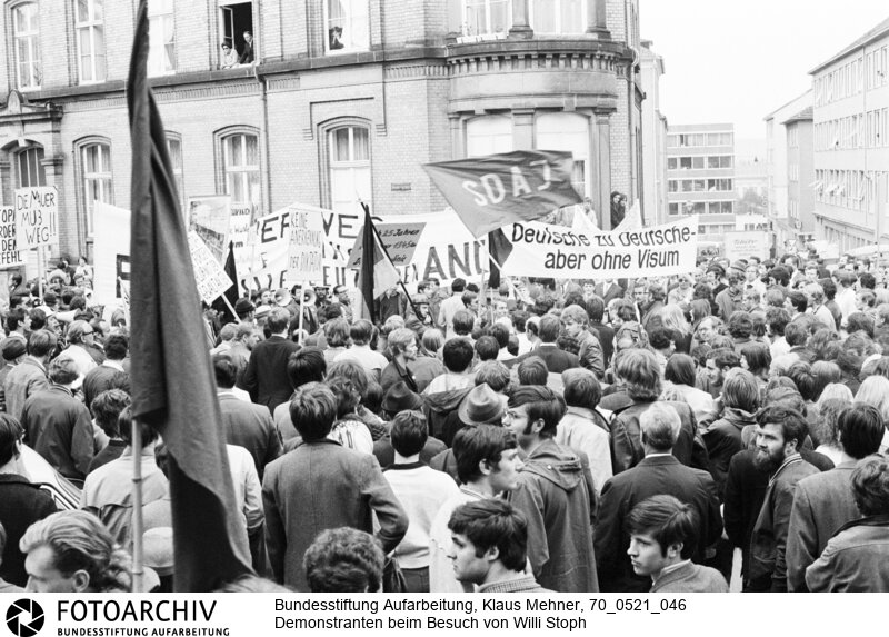 Gegenbesuch des Ministerpräsidenten der DDR in der Bundesrepublik. DDR-Ministerpräsident Willi Stoph erwiderte Willy Brandts Besuch in Erfurt. Das Treffen war von Demonstrationen aus dem rechten und linken Lager der Bundesrepublik begleitet.<BR>Aufnahmedatum: 21.05.1970<BR>Material/Technik: Fotografie<BR>Aufnahmeort: Kassel, BRD (Deutschland)<BR>Signatur: 70_0521_046<BR>