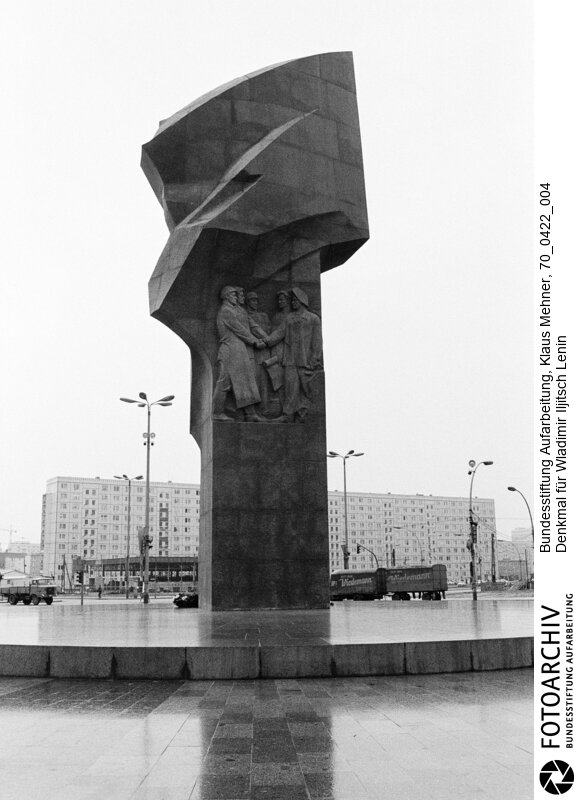 Lenindenkmal. Die 19 Meter große Lenin-Statue aus rotem Granit des sowjetischen Bildhauers Nikolai Tomski wurde in diesem Jahr fertig gestellt und ziert den gleichnamigen Platz.<BR>Aufnahmedatum: 22.04.1970<BR>Material/Technik: Fotografie<BR>Aufnahmeort: Ostberlin, DDR (Deutschland)<BR>Signatur: 70_0422_004<BR>