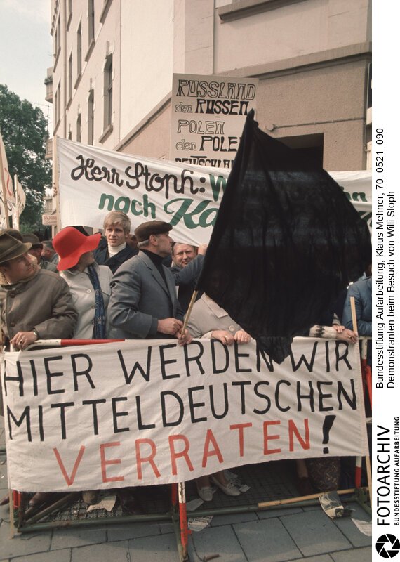 Gegenbesuch des Ministerpräsidenten der DDR in der Bundesrepublik. DDR-Ministerpräsident Willi Stoph erwiderte Willy Brandts Besuch in Erfurt. Das Treffen war von Demonstrationen aus dem rechten und linken Lager der Bundesrepublik begleitet.<BR>Aufnahmedatum: 21.05.1970<BR>Material/Technik: Fotografie<BR>Aufnahmeort: Kassel, BRD (Deutschland)<BR>Signatur: 70_0521_090<BR>