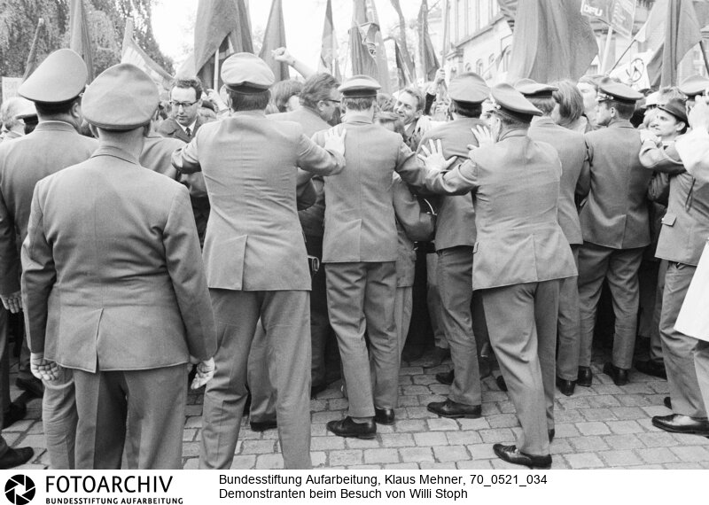 Gegenbesuch des Ministerpräsidenten der DDR in der Bundesrepublik. DDR-Ministerpräsident Willi Stoph erwiderte Willy Brandts Besuch in Erfurt. Das Treffen war von Demonstrationen aus dem rechten und linken Lager der Bundesrepublik begleitet.<BR>Aufnahmedatum: 21.05.1970<BR>Material/Technik: Fotografie<BR>Aufnahmeort: Kassel, BRD (Deutschland)<BR>Signatur: 70_0521_034<BR>