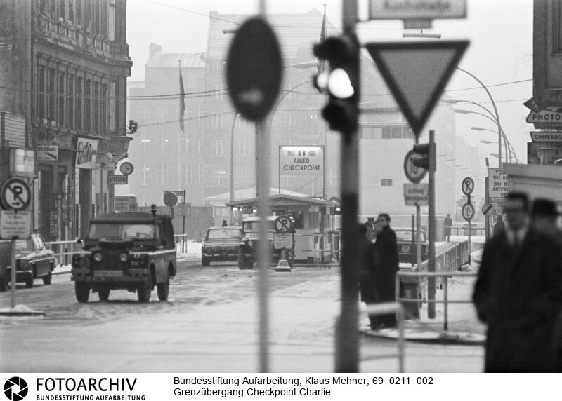 Mauer - Allied Checkpoint Charlie - Übergang für Ausländer nach Ost-Berlin. Der Grenzübergang wird von den westlichen Alliierten betrieben<BR>Aufnahmedatum: 11.02.1969<BR>Material/Technik: Fotografie<BR>Aufnahmeort: West-Berlin, BRD (Deutschland)<BR>Signatur: 69_0211_002<BR>