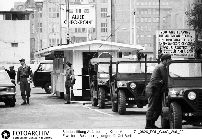 Foto: Innerstädtischer Grenzübergang Checkpoint Charlie für Ausländer. Berlin (Berlin West), 26. 08. 1971. Im Schlepp des Berlin-Abkommens kommt es wieder zu innerdeutschen Gesprächen. Angestrebt werden touristische Einreisen für jeden West-Berliner in den Ostteil und ein vereinfachter Transitverkehr nach Westdeutschland.<BR>Material/Technik: Foto<BR>Berlin (West)<BR>Signatur: 71_0826_POL_GueG_Wall_02