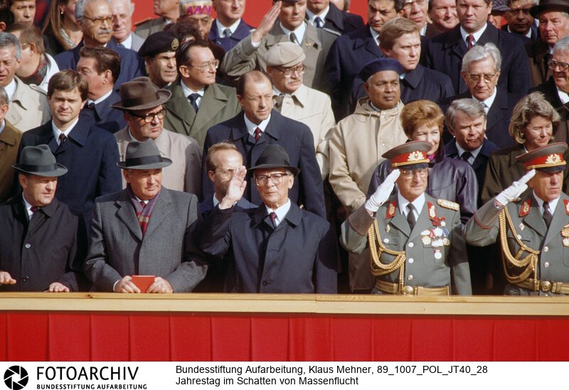 Jahrestag im Schatten von Massenflucht. Berlin (Bezirk Berlin) DDR, 07. 10. 1989. Foto (v.l.n.r.): Milos Jakes (CSSR), Michail Gorbatschow (UdSSR), Erich Honecker (SED), Verteidigungsminister Heinz Keßler (SED), Fritz Streletz (SED), Chef des Hauptstabes der NVA bei Vorbeimarsch. Unbeeindruckt von Massenflucht und dem Ruf nach Reformen ziehen Partei- und Staatsführung der DDR die Feierlichkeiten zum 40. Jahrestag der Staatsgründung durch. Nach der Ehrenparade der Nationalen Volksarmee kam es zwischen Jugendlichen und Sicherheitskräften zu Rangeleien.<BR>Material/Technik: Foto<BR>Bezirk Berlin<BR>Signatur: 89_1007_POL_JT40_28