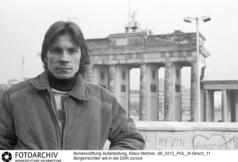 Bürgerrechtler hat Heimweh. Berlin (Berlin West), 12. 02. 1988. Foto: Ralf Hirsch (27) am Brandenburger Tor. Der aus der DDR ausgewiesene Bürgerrechtsaktivist will zurück und nötigenfalls ins Gefängnis gehen. Den an der Abschiebung beteiligten Anwälten wirft er vor, die nach der Demonstration (11. Januar) verhafteten Friedensfreunde gegeneinander ausgespielt zu haben.<BR>Material/Technik: Foto<BR>Berlin (West)<BR>Signatur: 88_0212_POL_R-Hirsch_11
