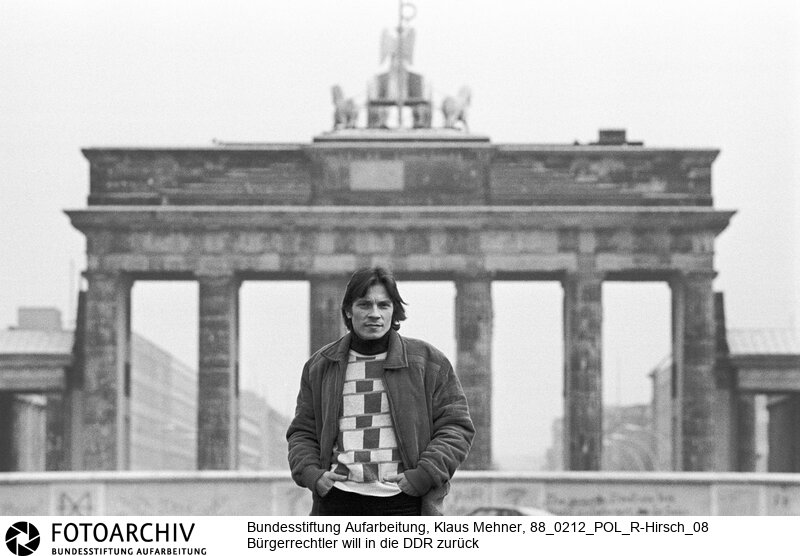 Bürgerrechtler hat Heimweh. Berlin (Berlin West), 12. 02. 1988. Foto: Ralf Hirsch (27) am Brandenburger Tor. Der aus der DDR ausgewiesene Bürgerrechtsaktivist will zurück und nötigenfalls ins Gefängnis gehen. Den an der Abschiebung beteiligten Anwälten wirft er vor, die nach der Demonstration (11. Januar) verhafteten Friedensfreunde gegeneinander ausgespielt zu haben.<BR>Material/Technik: Foto<BR>Berlin (West)<BR>Signatur: 88_0212_POL_R-Hirsch_08