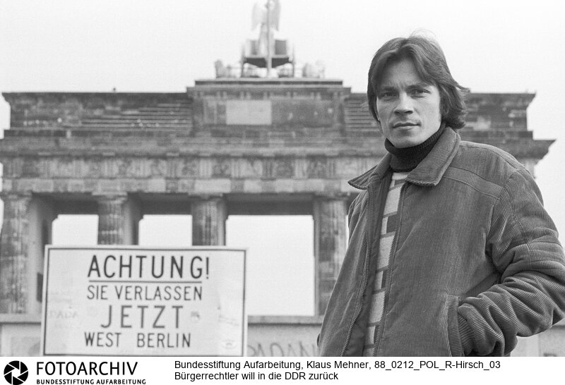 Bürgerrechtler hat Heimweh. Berlin (Berlin West), 12. 02. 1988. Foto: Ralf Hirsch (27) am Brandenburger Tor. Der aus der DDR ausgewiesene Bürgerrechtsaktivist will zurück und nötigenfalls ins Gefängnis gehen. Den an der Abschiebung beteiligten Anwälten wirft er vor, die nach der Demonstration (11. Januar) verhafteten Friedensfreunde gegeneinander ausgespielt zu haben.<BR>Material/Technik: Foto<BR>Berlin (West)<BR>Signatur: 88_0212_POL_R-Hirsch_03