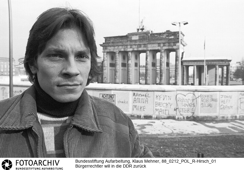 Bürgerrechtler hat Heimweh. Berlin (Berlin West), 12. 02. 1988. Foto: Ralf Hirsch (27) am Brandenburger Tor. Der aus der DDR ausgewiesene Bürgerrechtsaktivist will zurück und nötigenfalls ins Gefängnis gehen. Den an der Abschiebung beteiligten Anwälten wirft er vor, die nach der Demonstration (11. Januar) verhafteten Friedensfreunde gegeneinander ausgespielt zu haben.<BR>Material/Technik: Foto<BR>Berlin (West)<BR>Signatur: 88_0212_POL_R-Hirsch_01