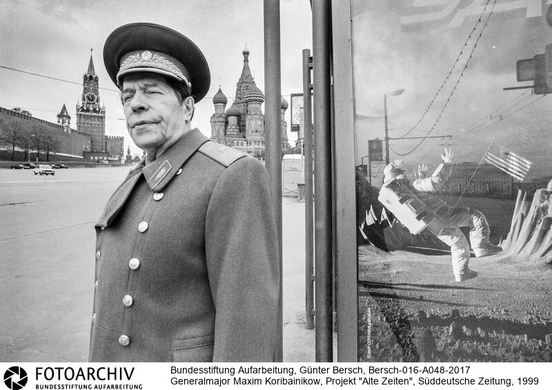 Bersch fühlte sich den Völkern der ehemaligen Sowjetunion verbunden, dabei interessierten ihn kulturelle Identität ebenso wie die Verwerfungen des Stalinismus und der Versuch, den Kommunismus abzuschütteln.<BR>Aufnahmedatum: 1999<BR>Material/Technik: Foto / s/w<BR>Signatur: Bersch-016-A048-2017<BR>