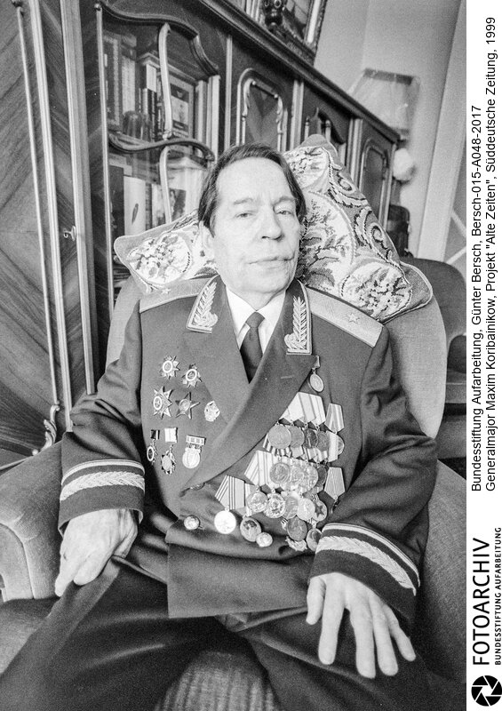 Bersch fühlte sich den Völkern der ehemaligen Sowjetunion verbunden, dabei interessierten ihn kulturelle Identität ebenso wie die Verwerfungen des Stalinismus und der Versuch, den Kommunismus abzuschütteln.<BR>Aufnahmedatum: 1999<BR>Material/Technik: Foto / s/w<BR>Signatur: Bersch-015-A048-2017<BR>