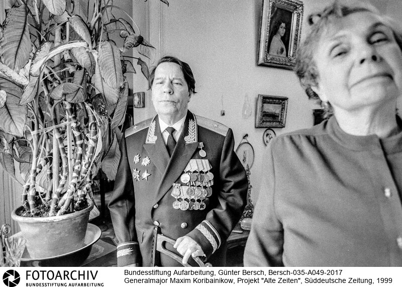 Bersch fühlte sich den Völkern der ehemaligen Sowjetunion verbunden, dabei interessierten ihn kulturelle Identität ebenso wie die Verwerfungen des Stalinismus und der Versuch, den Kommunismus abzuschütteln.<BR>Aufnahmedatum: 1999<BR>Material/Technik: Foto / s/w<BR>Signatur: Bersch-035-A049-2017<BR>