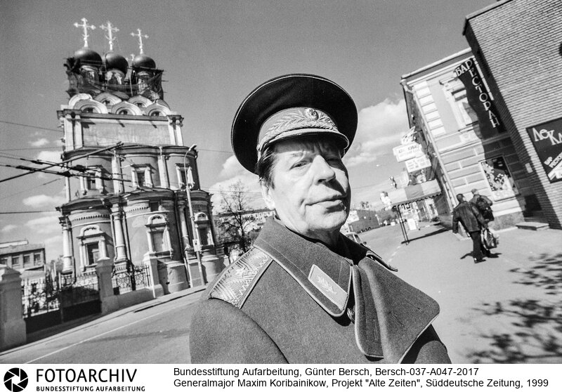Bersch fühlte sich den Völkern der ehemaligen Sowjetunion verbunden, dabei interessierten ihn kulturelle Identität ebenso wie die Verwerfungen des Stalinismus und der Versuch, den Kommunismus abzuschütteln.<BR>Aufnahmedatum: 1999<BR>Material/Technik: Foto / s/w<BR>Aufnahmeort: <BR>Signatur: Bersch-037-A047-2017<BR>