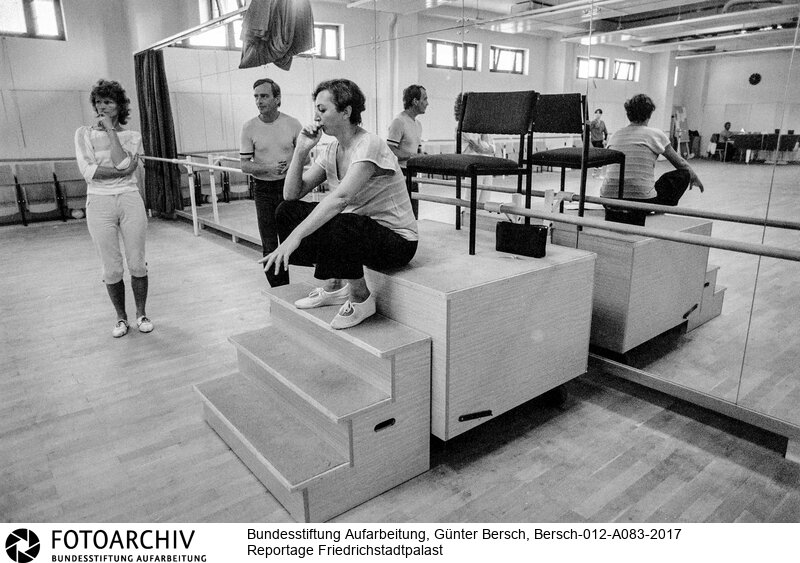 Kristina Merkel, Solotänzerin, Bühne und Garderobe<BR>Aufnahmedatum: 1984<BR>Material/Technik: Foto / s/w<BR>Aufnahmeort: Ostberlin (Berlin), DDR (Deutschland)<BR>Signatur: Bersch-012-A083-2017<BR>