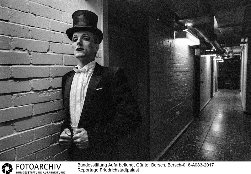 Kristina Merkel, Solotänzerin, Bühne und Garderobe<BR>Aufnahmedatum: 1984<BR>Material/Technik: Foto / s/w<BR>Aufnahmeort: Ostberlin (Berlin), DDR (Deutschland)<BR>Signatur: Bersch-018-A083-2017<BR>