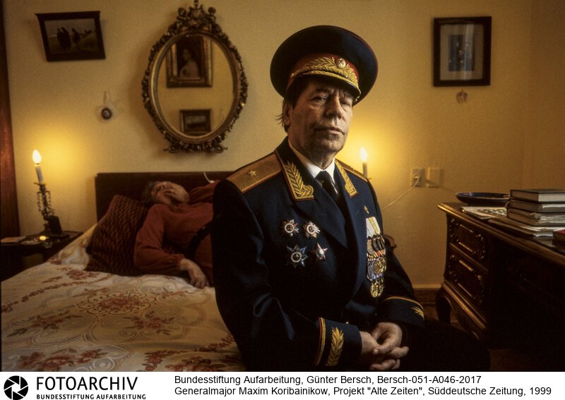 Bersch fühlte sich den Völkern der ehemaligen Sowjetunion verbunden, dabei interessierten ihn kulturelle Identität ebenso wie die Verwerfungen des Stalinismus und der Versuch, den Kommunismus abzuschütteln.<BR>Aufnahmedatum: 1999<BR>Material/Technik: Foto / Farbe<BR>Signatur: Bersch-051-A046-2017<BR>