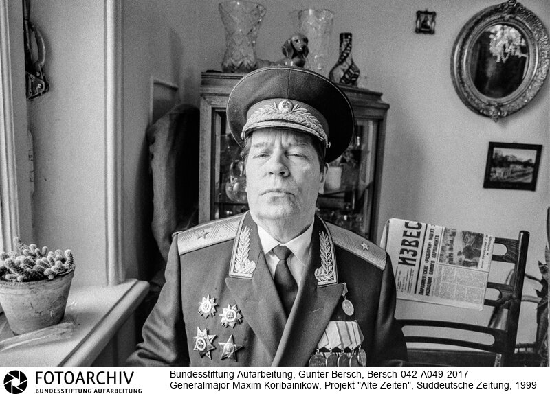 Bersch fühlte sich den Völkern der ehemaligen Sowjetunion verbunden, dabei interessierten ihn kulturelle Identität ebenso wie die Verwerfungen des Stalinismus und der Versuch, den Kommunismus abzuschütteln.<BR>Aufnahmedatum: 1999<BR>Material/Technik: Foto / s/w<BR>Signatur: Bersch-042-A049-2017<BR>